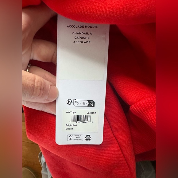 ALO Yoga Vibrant Bright Red accolade unisex Hoodie, brand new size medium - Picture 2 of 2